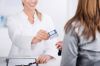 Foto: Patientin und Arzthelferin mit Versicherungskarte 