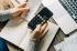 Foto: Person mit Smartphone